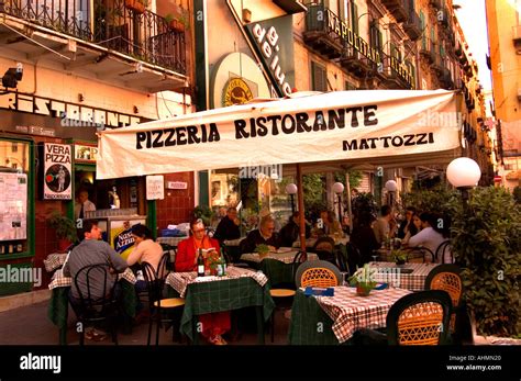 Naples Italy Italian restaurant pizza pizzeria Toledo Stock Photo - Alamy