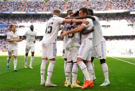 Real Madrid reclaim top spot with big win | Kickoff