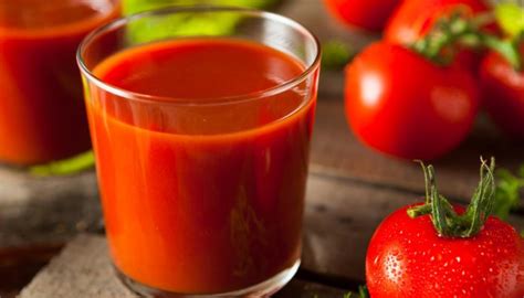 Colesterolo e pressione alta: i benefici del succo di pomodoro