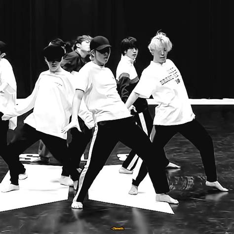 [CHOREOGRAPHY] BTS 'Black Swan' Dance Practice | gif em 2020