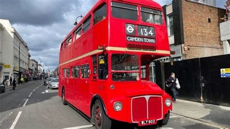 Vintage London buses offer free rides - BBC News