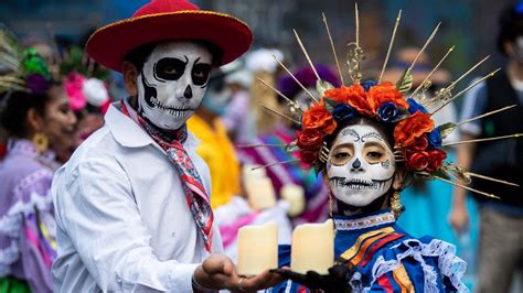 Miles de turistas visitan CDMX para desfile de Día de Muertos | Video