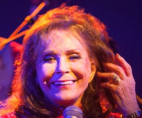 Loretta Lynn Biography - Childhood, Life Achievements & Timeline