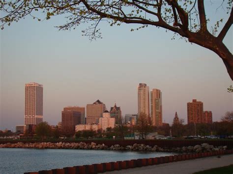 Milwaukee skyline at sunrise | Milwaukee city, Milwaukee skyline, Skyline