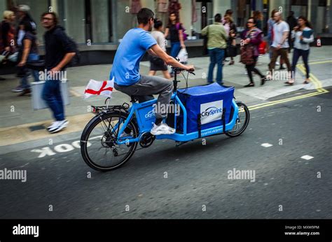 CitySprint Courier London - a Citysprint Courier on a cargo bike races ...