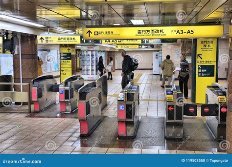 Tokyo subway station editorial image. Image of indoor - 119503550