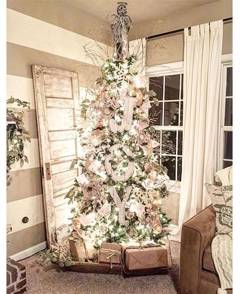 Elegant farmhouse Christmas tree in neutral colors. Cottage Christmas ...