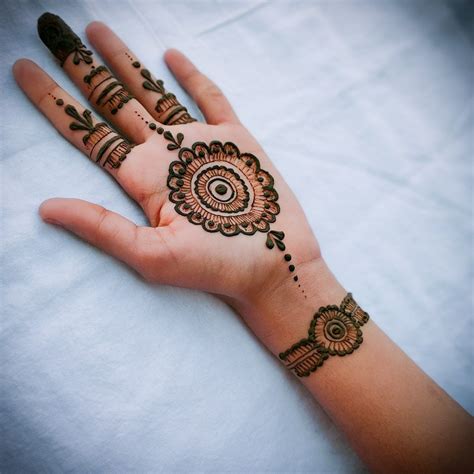 Very Simple Mehndi Designs For Front Hands - Design Talk