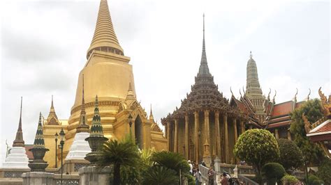 Explore Bangkok Old Town: 4 Temples & 3 Markets - TakeMeTour