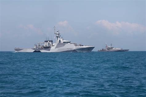 HMS Spey exercises with Darwin Patrol Boats | The Australian Naval ...