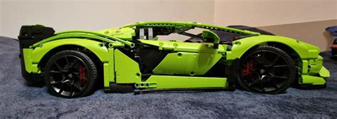 Lego Technic replike Bugatti Chiron in Lamborghini Sian