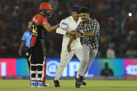 IPL 2019: Fan Runs Onto Field to Hug Kohli, And the Scene’s Quite Dramatic