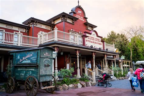 Disneyland Paris Frontierland Guide: Things to Do, Where to Eat & More ...