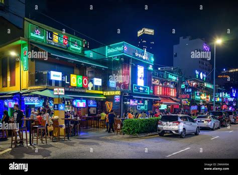 Kuala Lumpur nightlife. A busy evening on Changkat Bukit Bintang Stock ...