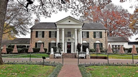 Amazing Graceland: Elvis' home is decked out for the holidays until his ...