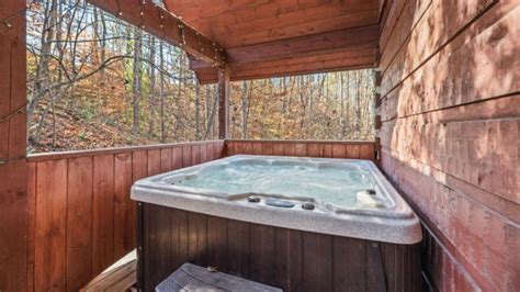 5 Unbelievably Romantic Cabin Getaways with Hot Tubs