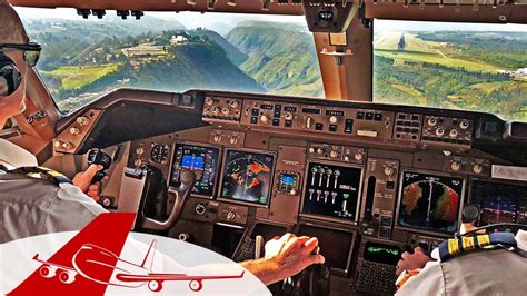 CHALLENGING LANDING QUITO - BOEING 747 COCKPIT VIEW 4K