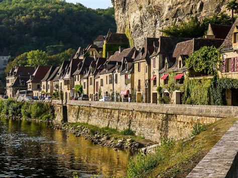 Walking in the Dordogne: castles, caves and villages of the Périgord ...