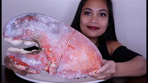 Giant lobster Claw from 20 lbs lobster - YouTube