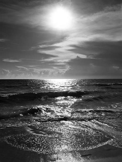 13 Striking Black and White Photos at the Beach | Black and white photo ...