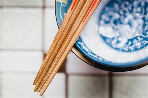 Chopstick Etiquette Japan (infographic) - Your Japan