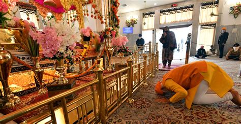 PM visits Gurudwara Rakabganj, pays tribute to Guru Teg Bahadur | Prime ...