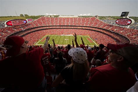 AP PHOTOS: Football fans fill stadiums as NFL season opens | AP News