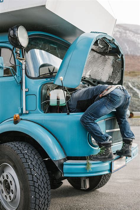 «Male Mechanic Repairing Old Truck In A Funny Way» del colaborador de ...