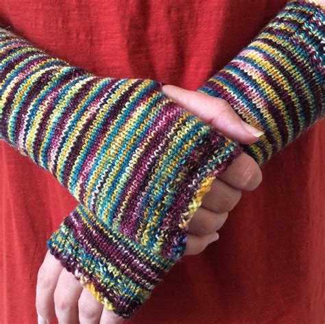 Free Simple Fingerless Mitts Knitting Pattern | FeltMagnet