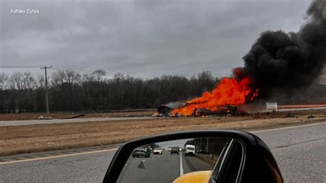 Video Black Hawk helicopter crashes onto Alabama highway - ABC News