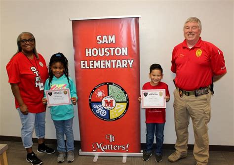 Sam Houston Elementary students chow down with the Marshall ISD police ...