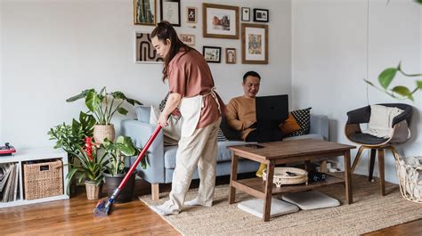 A Comprehensive Guide: How Does a Dyson Vacuum Work - Living Pristine