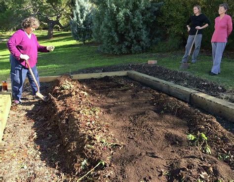 6 Reasons to build a Hügelkultur raised bed