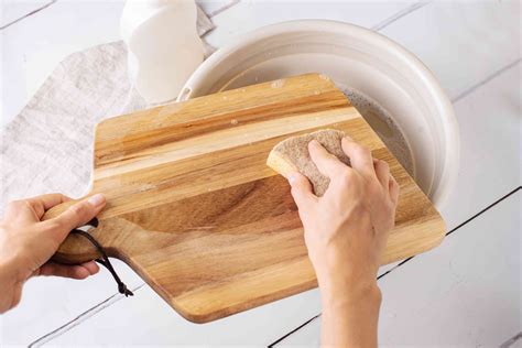 How to Clean a Wooden Cutting Board