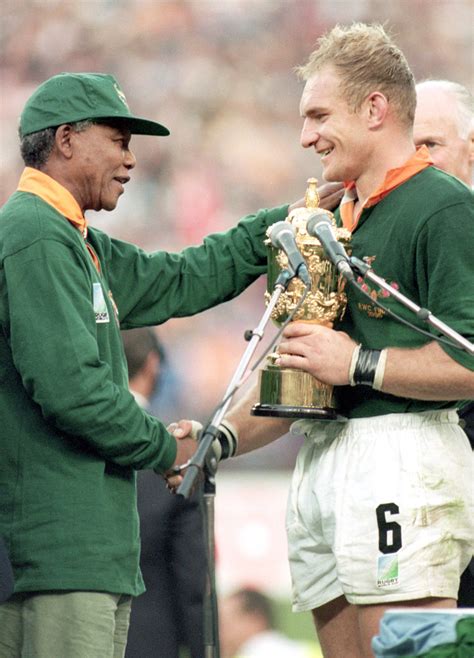 Nelson Mandela presents the World Cup to Francois Pienaar | Rugby Union ...