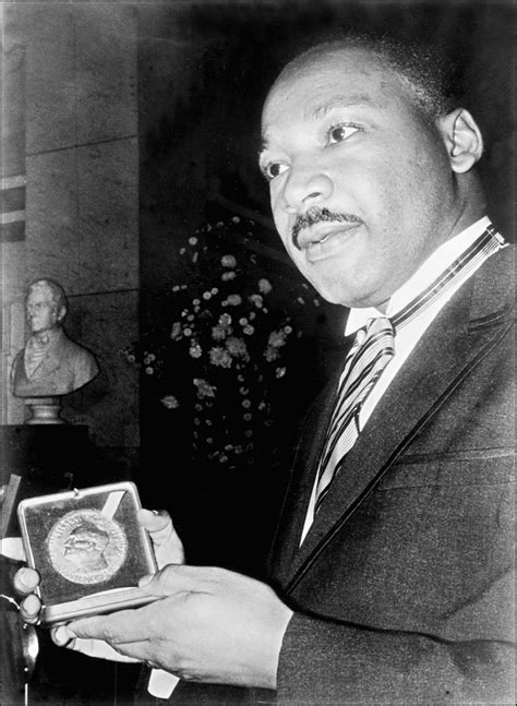 Le Dr Martin Luther King obtient le prix Nobel de la Paix - Le Soir Plus