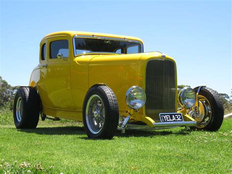 FEATURE 1932 FORD COUPE HOT ROD - JUST CARS