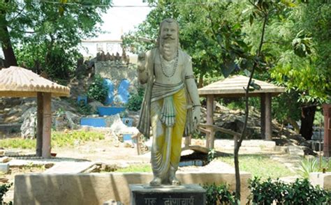 Gurugram's 'Guru' Stolen? Landmark Dronacharya Statue Goes Missing From ...