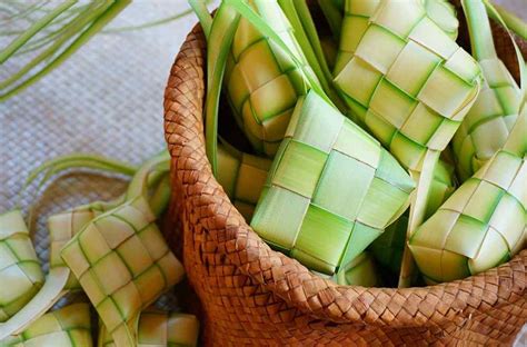 Make your own Ketupat (Ketupat Weaving) | Singapore Food