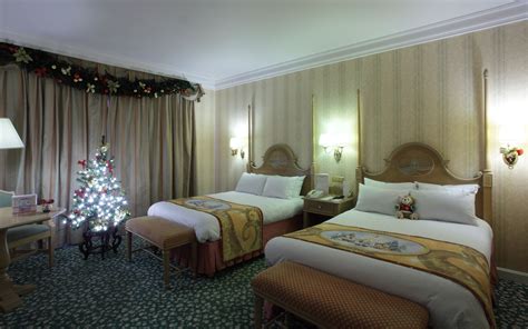 Disney Hotels, Disneyland Hotel - Christmas Themed Room, Disneyland ...