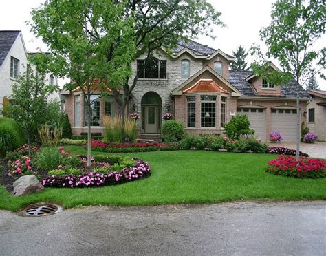 20++ Beautiful Front Yards - HOMYHOMEE