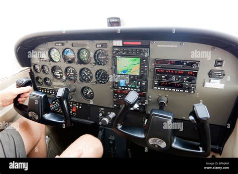 Pilot at the controls of Cessna 172 Stock Photo: 31120396 - Alamy