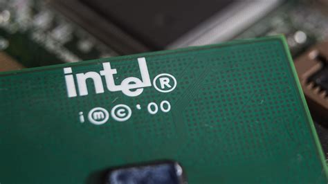 Intel's new chip architecture, Apple's subscription news service may ...