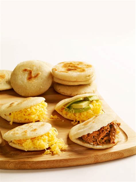 Arepas venezolanas con queso y aguacate o de carne mechada | La Nación