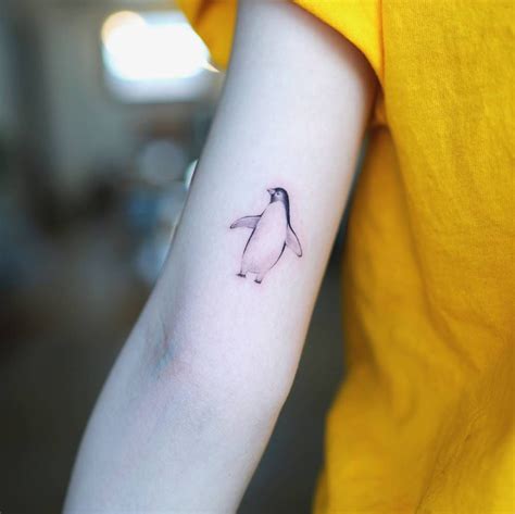 Penguin tattoo on the right inner arm. | Tatuaje pinguino, Tatuajes de ...