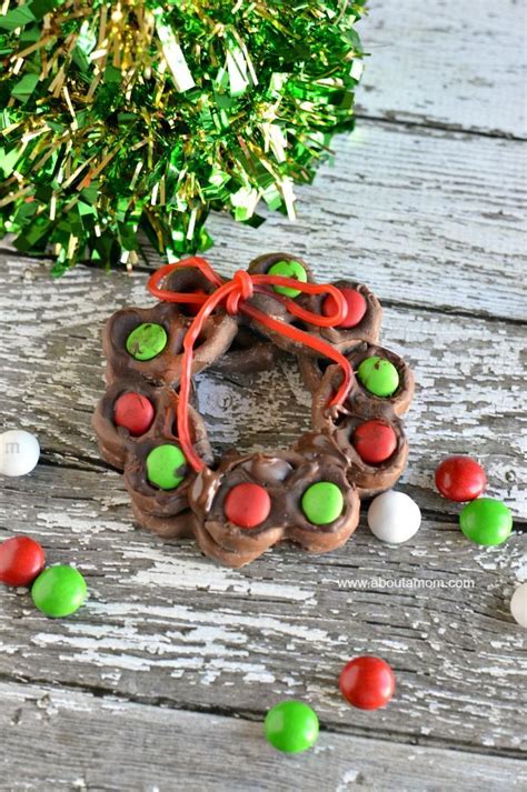 Make your own Christmas Pretzel Wreath to share with friends and family ...