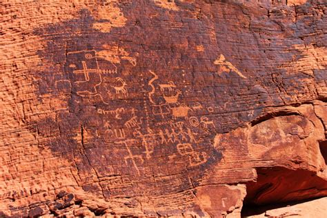 Petroglyphs on sandstone Mouse Tank trail at Valley of Fire State Park ...