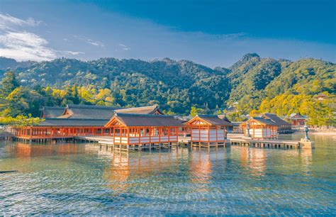 Discover the kami at the Itsukushima Shrine on Miyajima Island | Evaneos