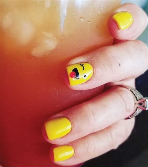 22 Easy Emoji Nail Art Designs for Back to School 2018 | MCO