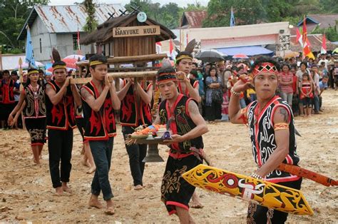 Ciri khas suku Dayak Klemantan - Suku Pedalaman di Indonesia